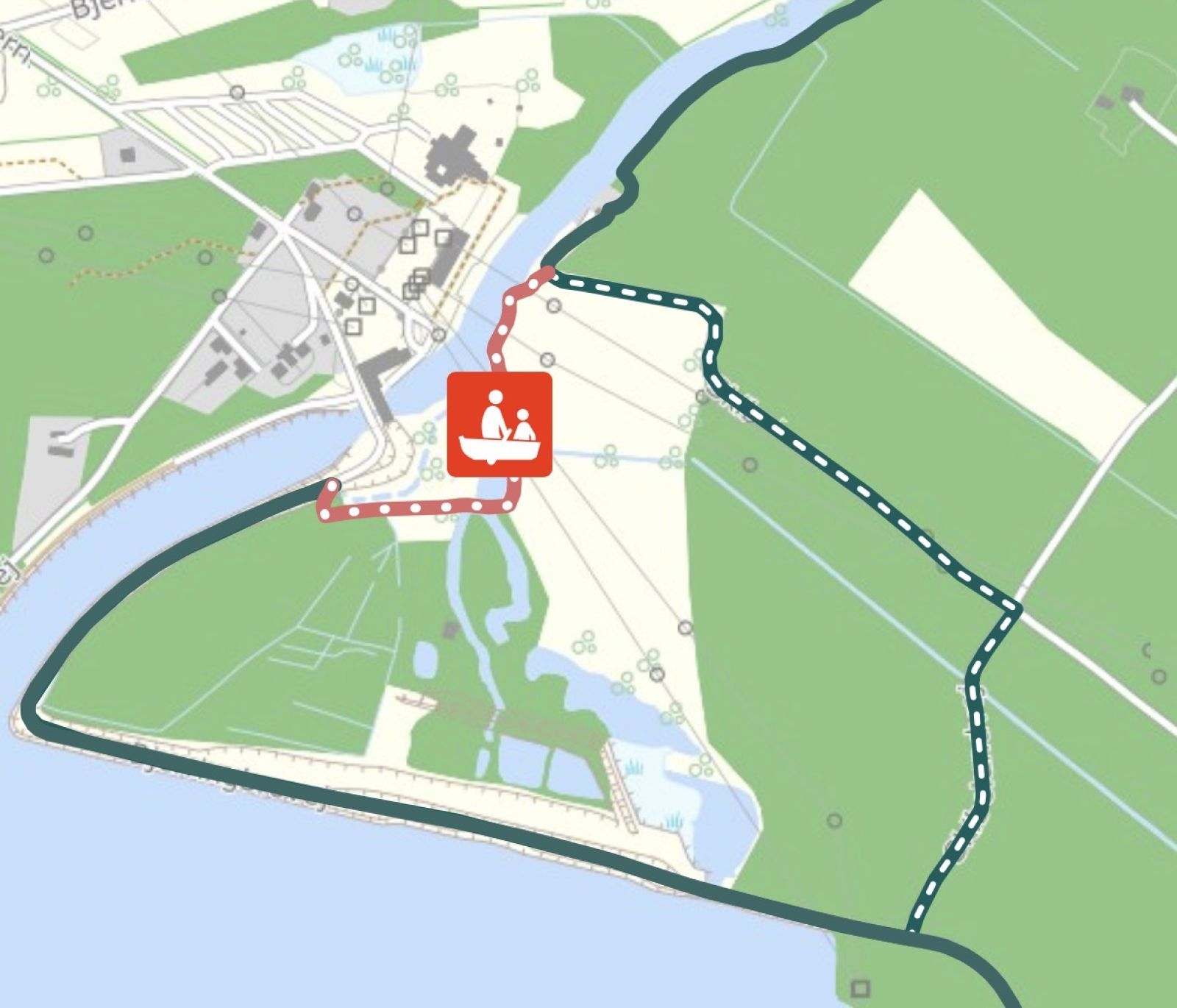 Vælg den blåstiplede linje øst om Gudenåcentralen for at undgå overgangen i Gudenåcentralens have 