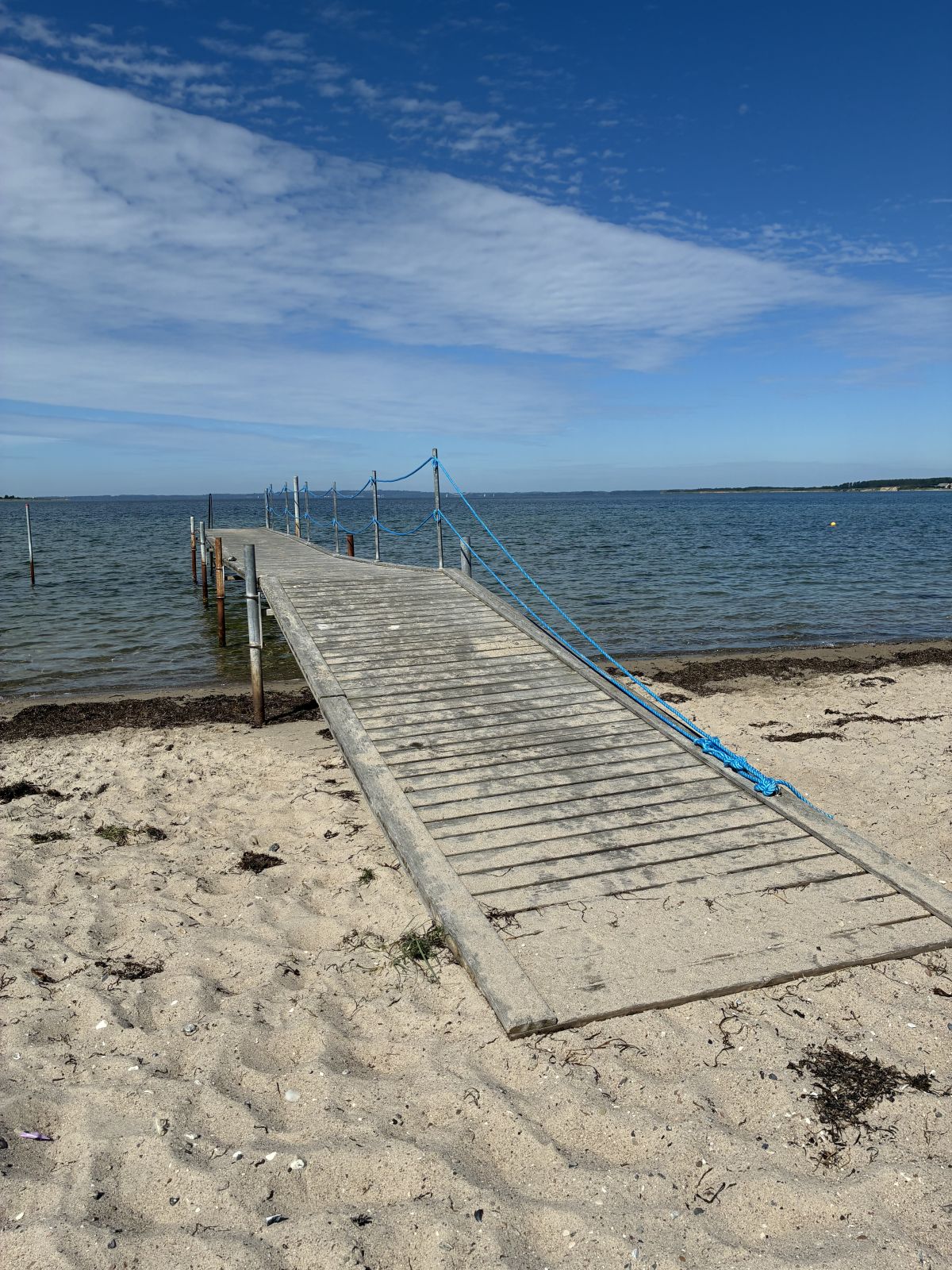 Badebro med rampe og gelænder af tov