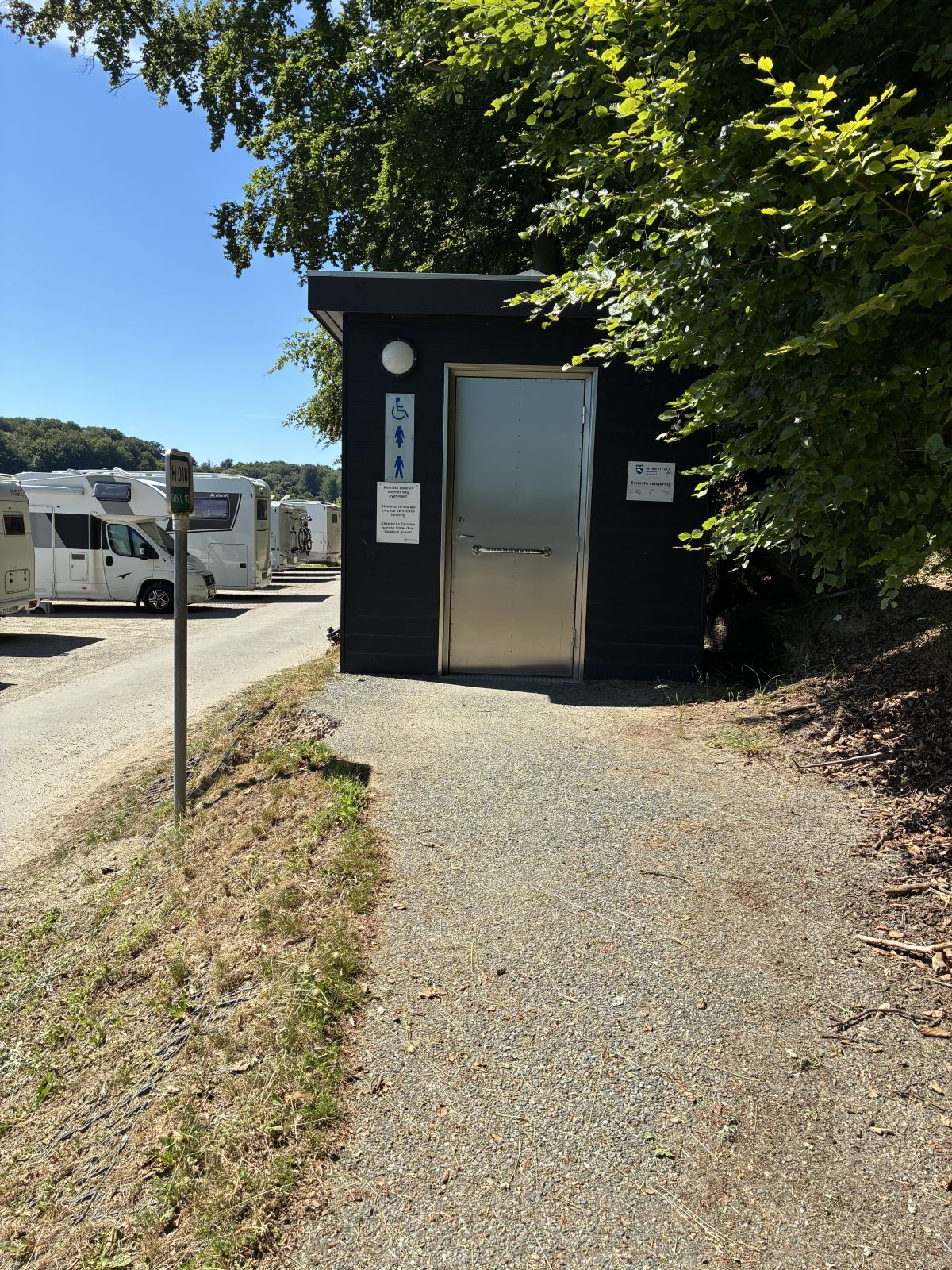 Toilet med asfaltbelægning foran
