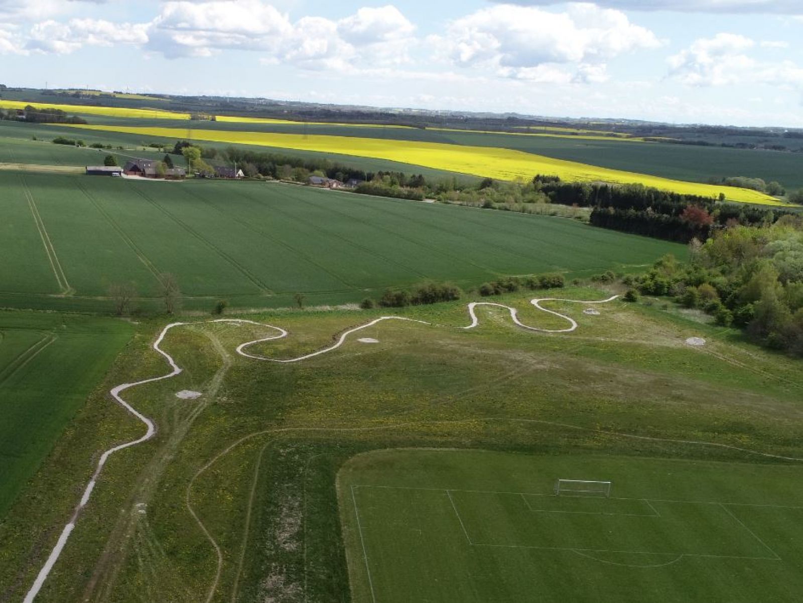 Dronefoto af sporet før det blev færdig bygget.
