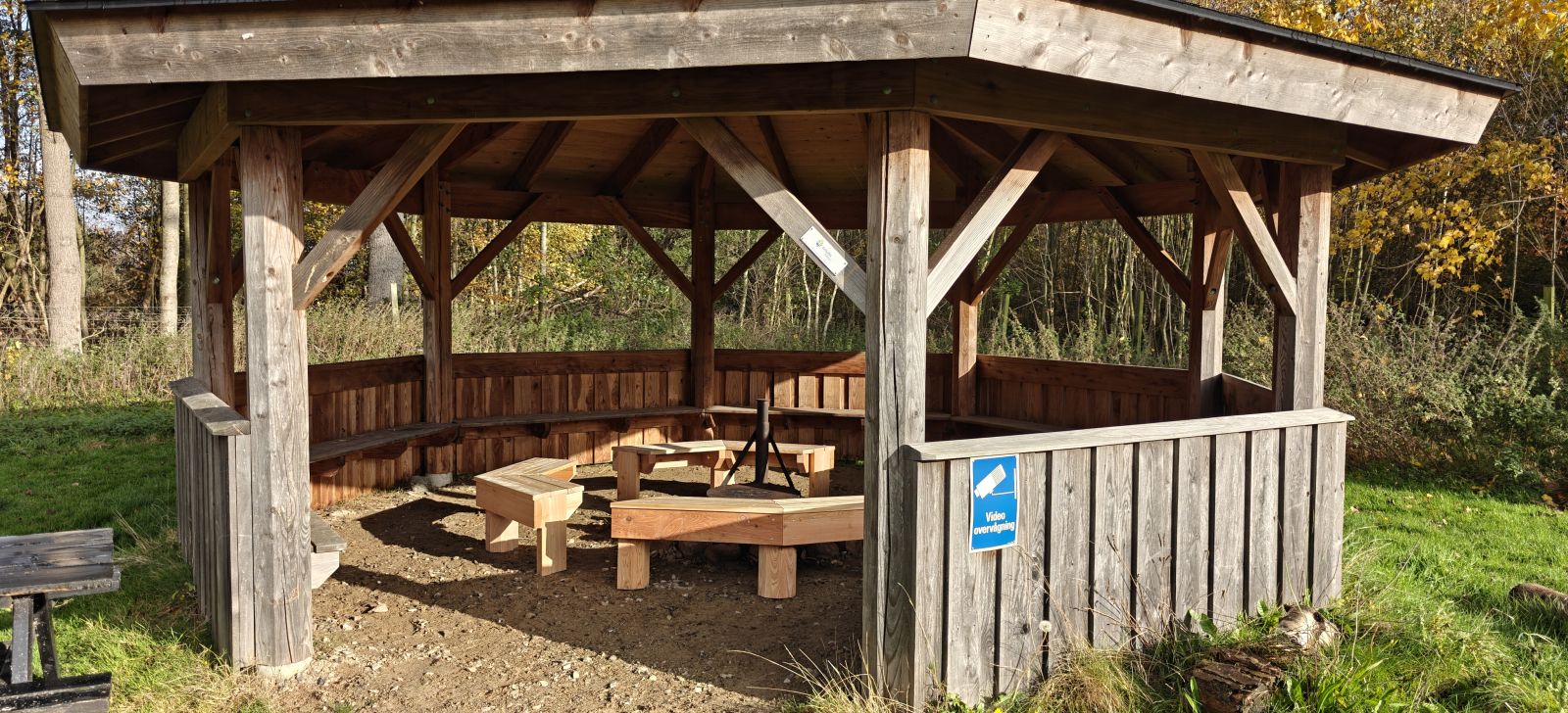 billedet viser den overdækkede bålhytte