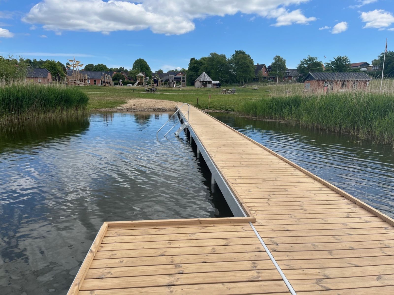 Badebro ved sø