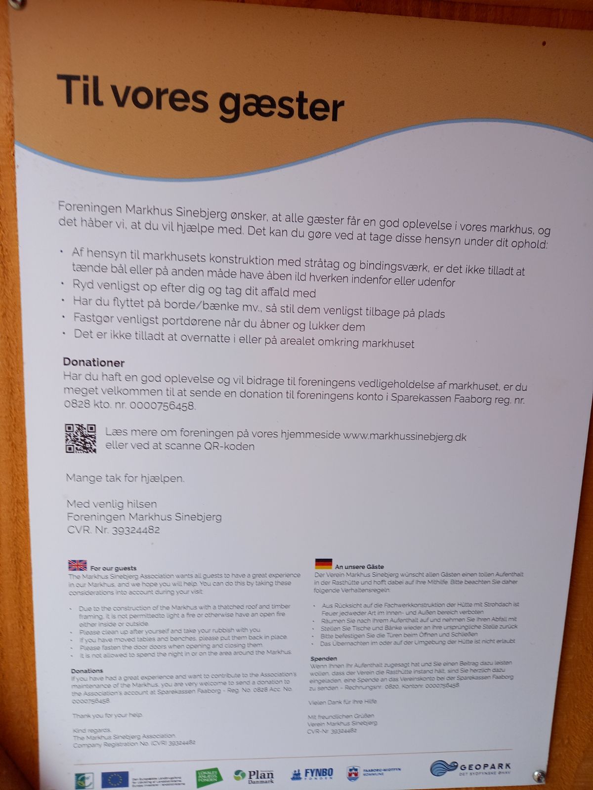 Der er flere skilte i markhuset med historie om stedet