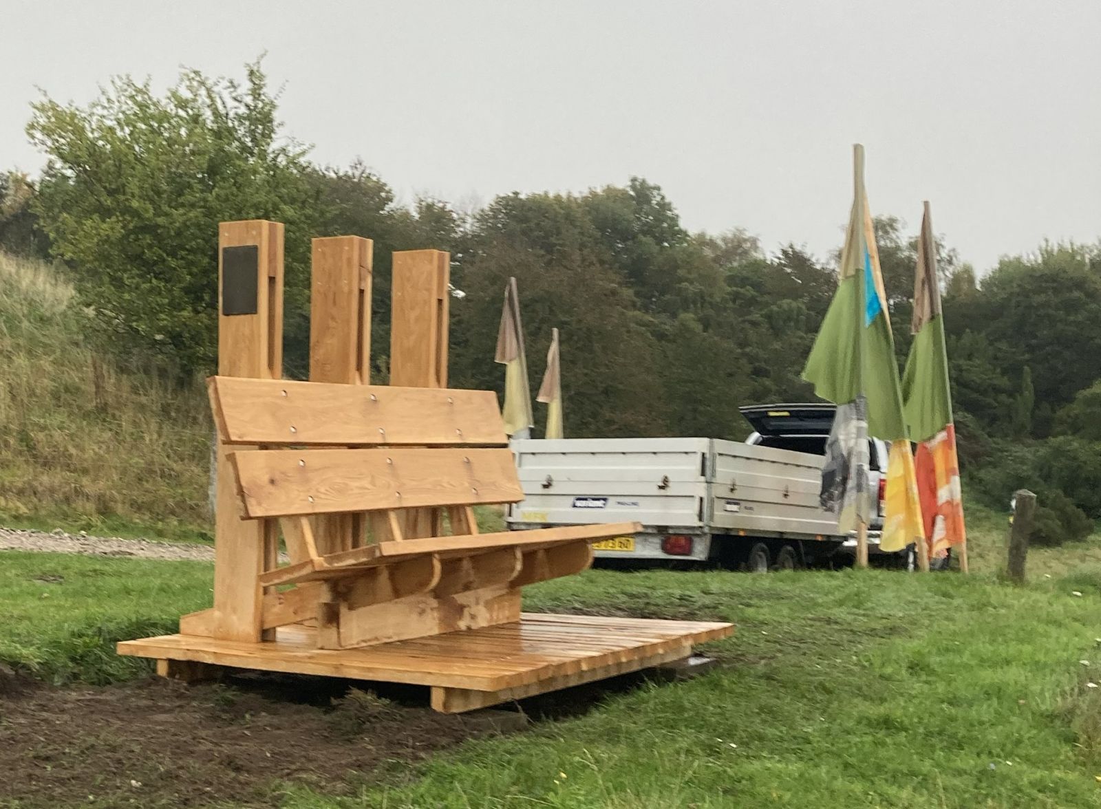 Markant bænk set fra siden. Bænk placeret på platform.