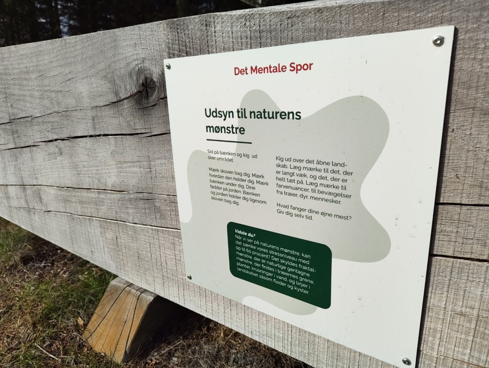 Skilt på bænk.