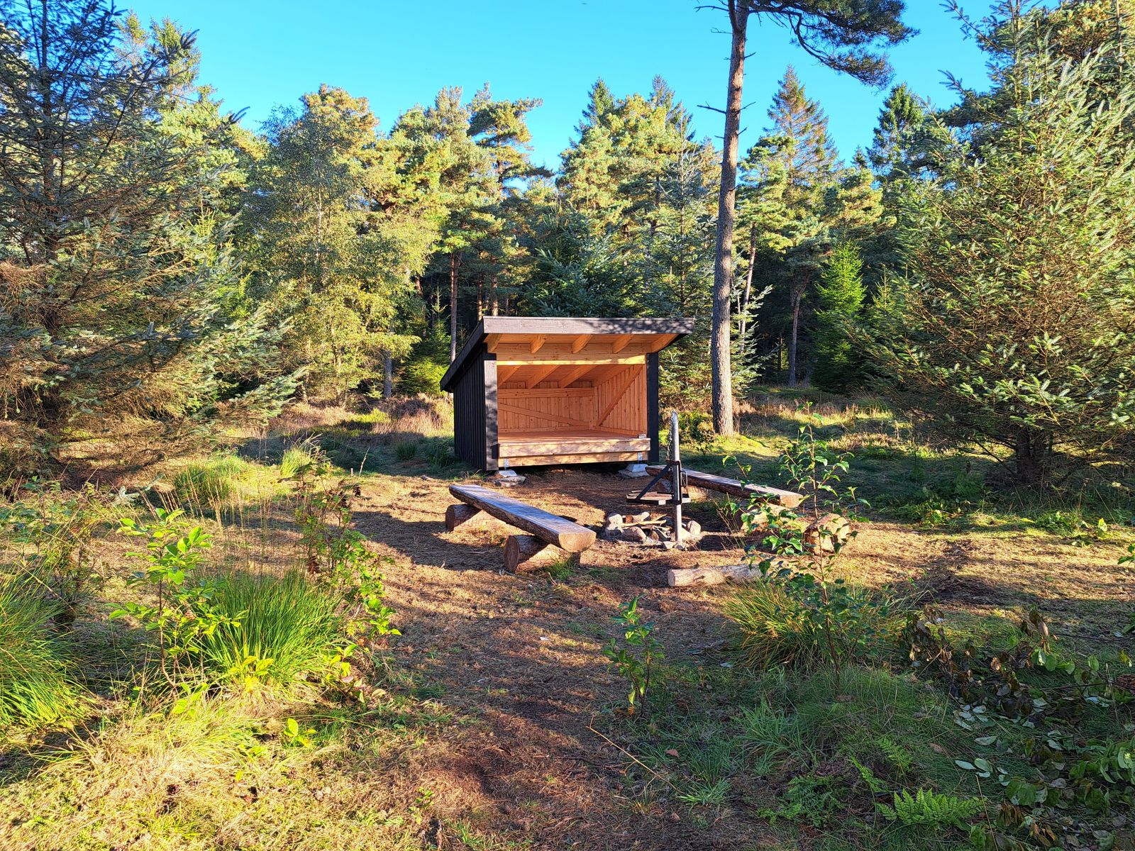 På shelterpladsen findes bålplads og bænke