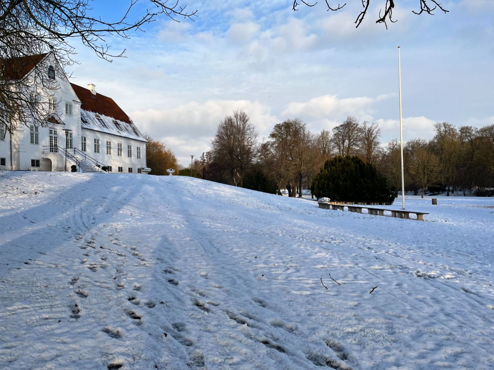Kælkebakke ved hotellet med sne og bænke