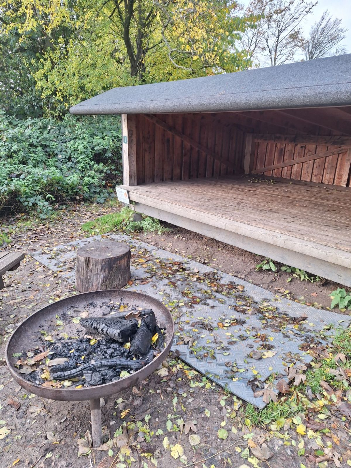 Bålplads ved lejrplads nær Kalø Hovedgård, shelter in Denmark