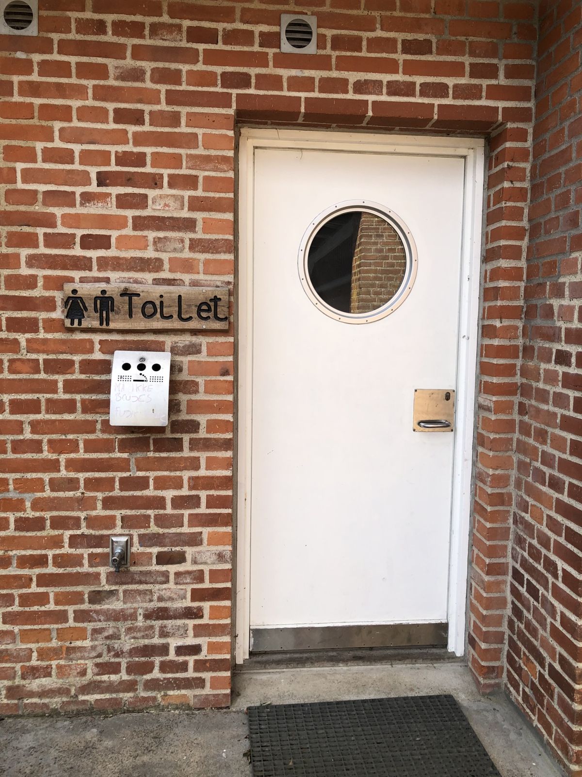 Indgang til offentligt toilet