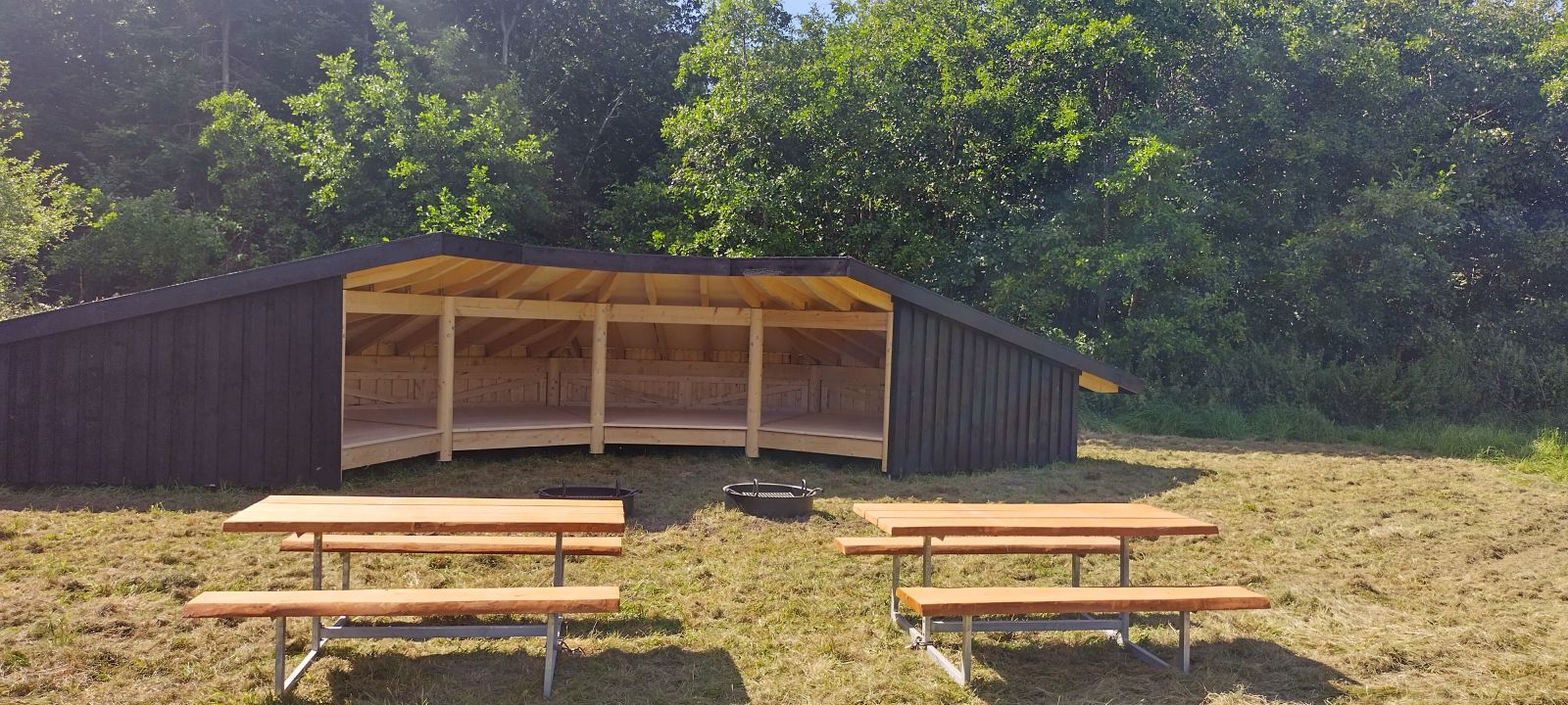 Shelter, bålplads og borde/bænke
