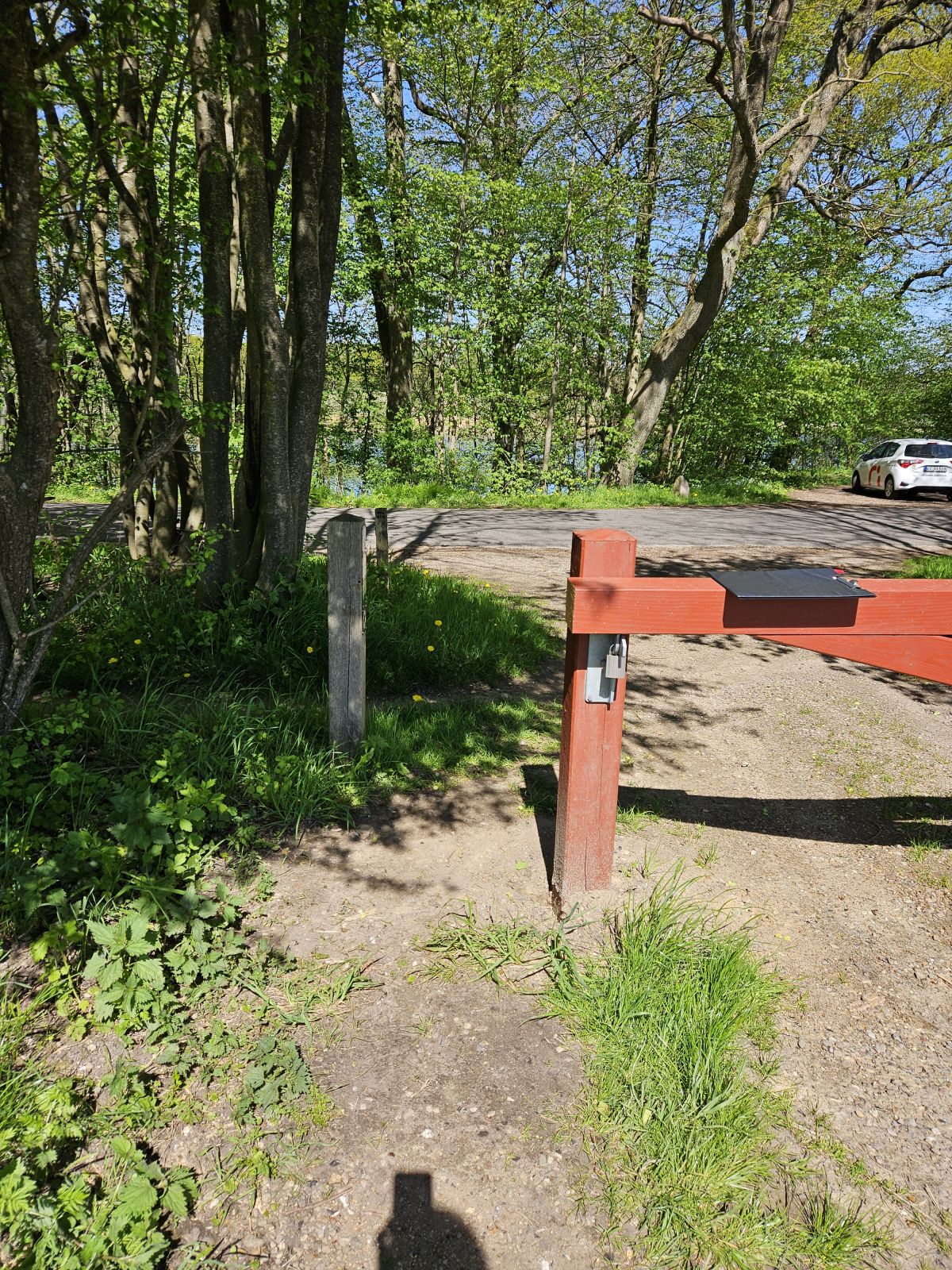 Nogen steder på stien er der bomme, som kan passeres ude i siden, men der kan være smalt.