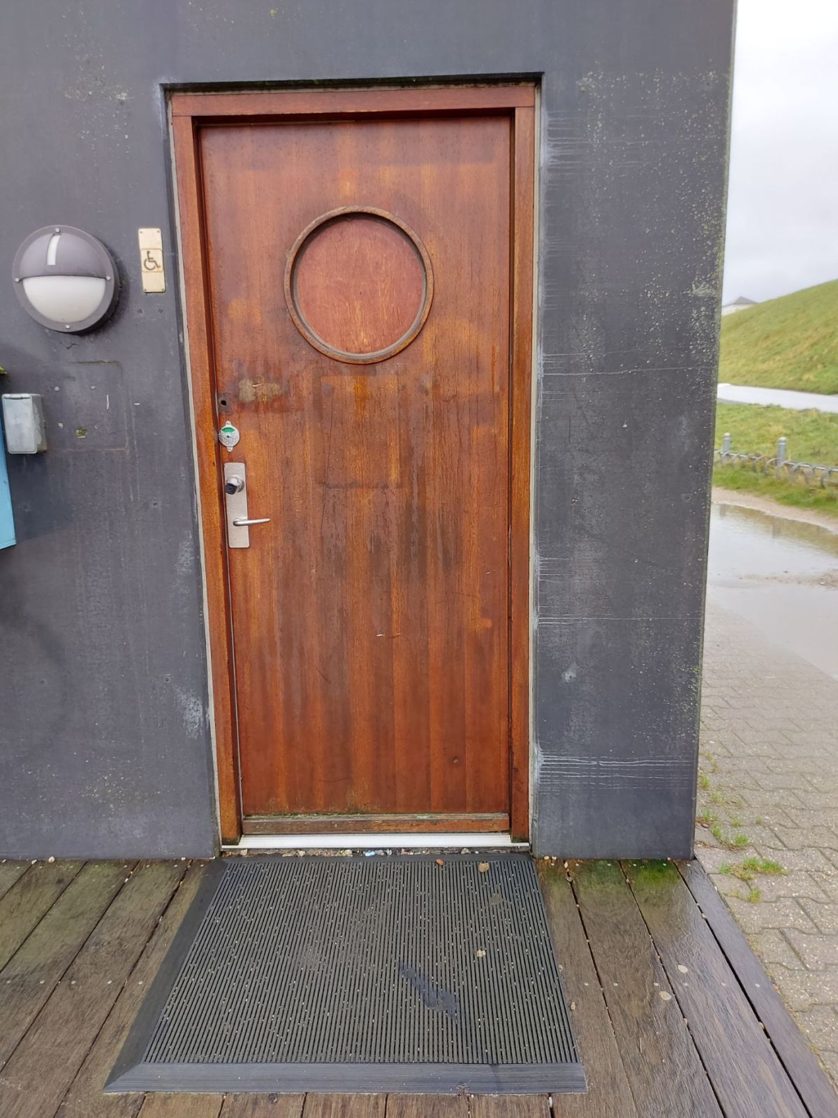 Niveaufri adgang til handicaptoilettet