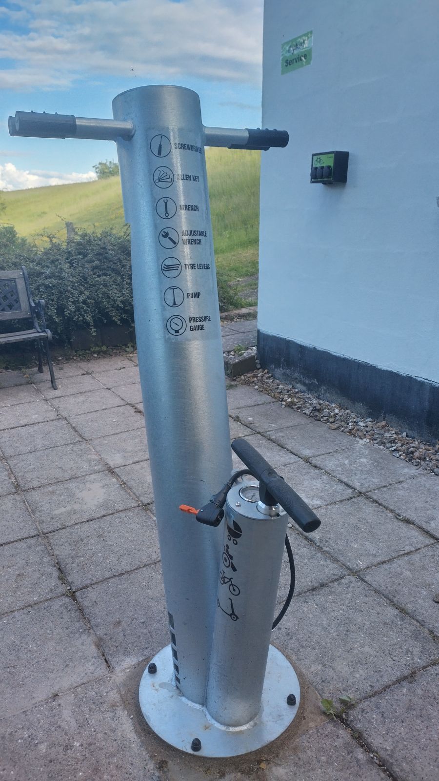 Viser cykelreperationsstanderen, cykelpumpe og ladestik til elcykler