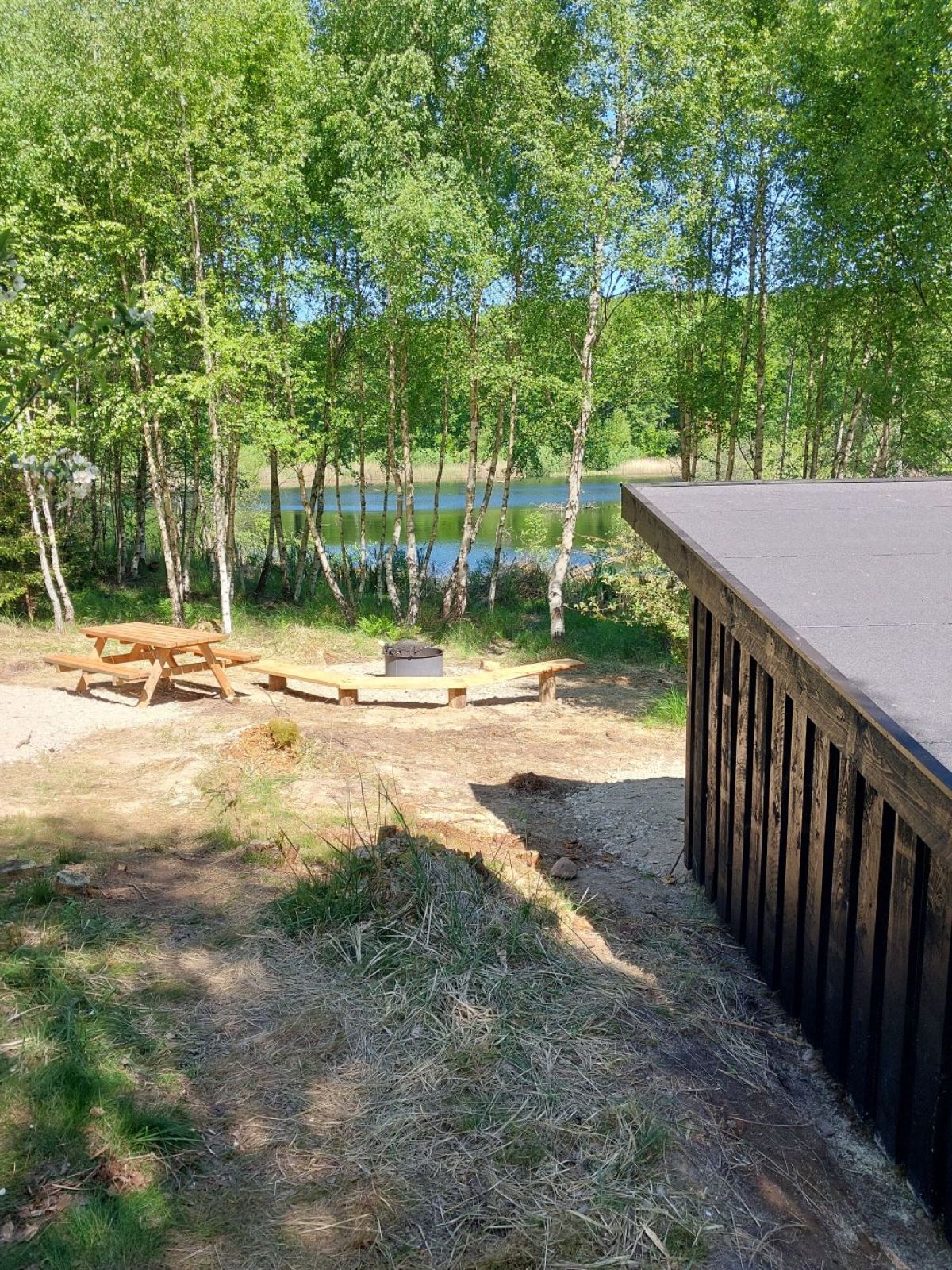 Oversigt over pladsen med shelter, bålsted og sø-kig