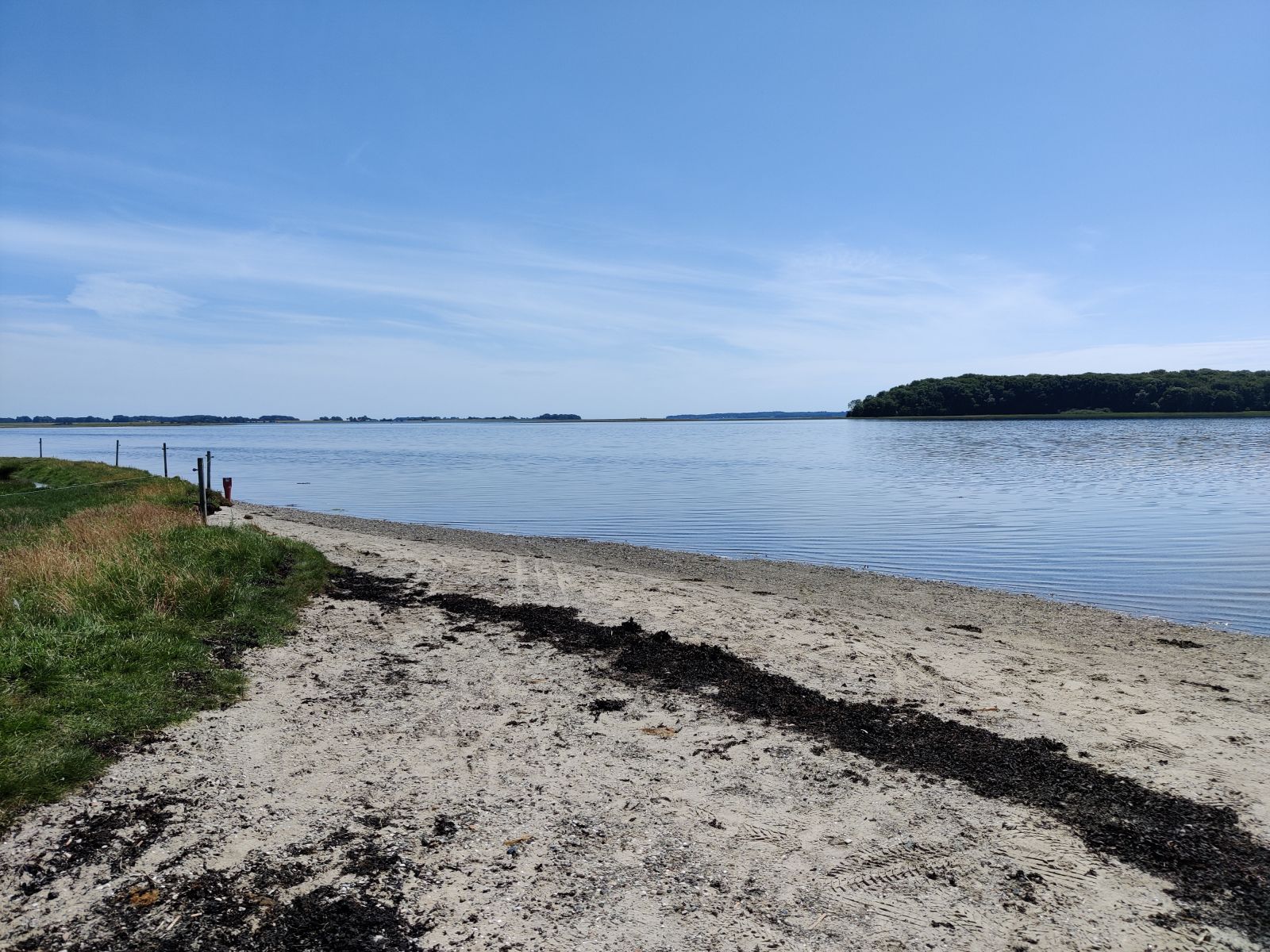 Lille sandstrand med udsigt til Vorsø