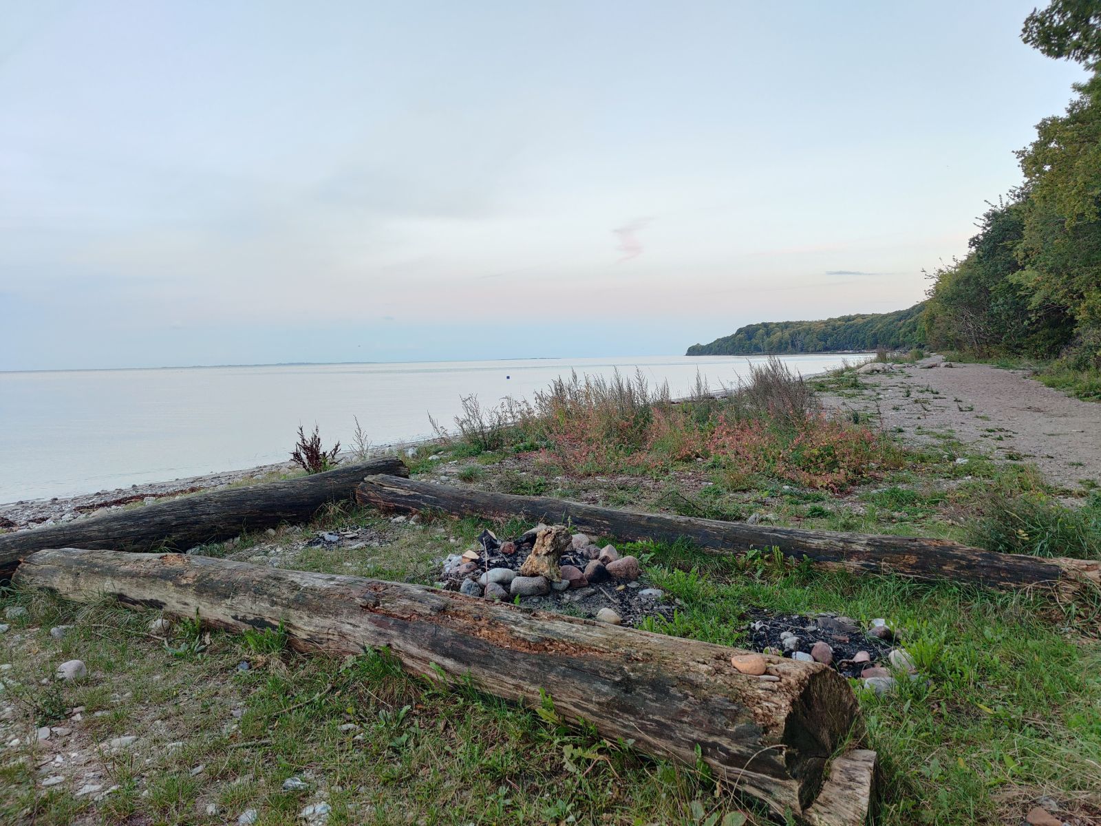 Bålplads på stranden ved Blommehaven Camping