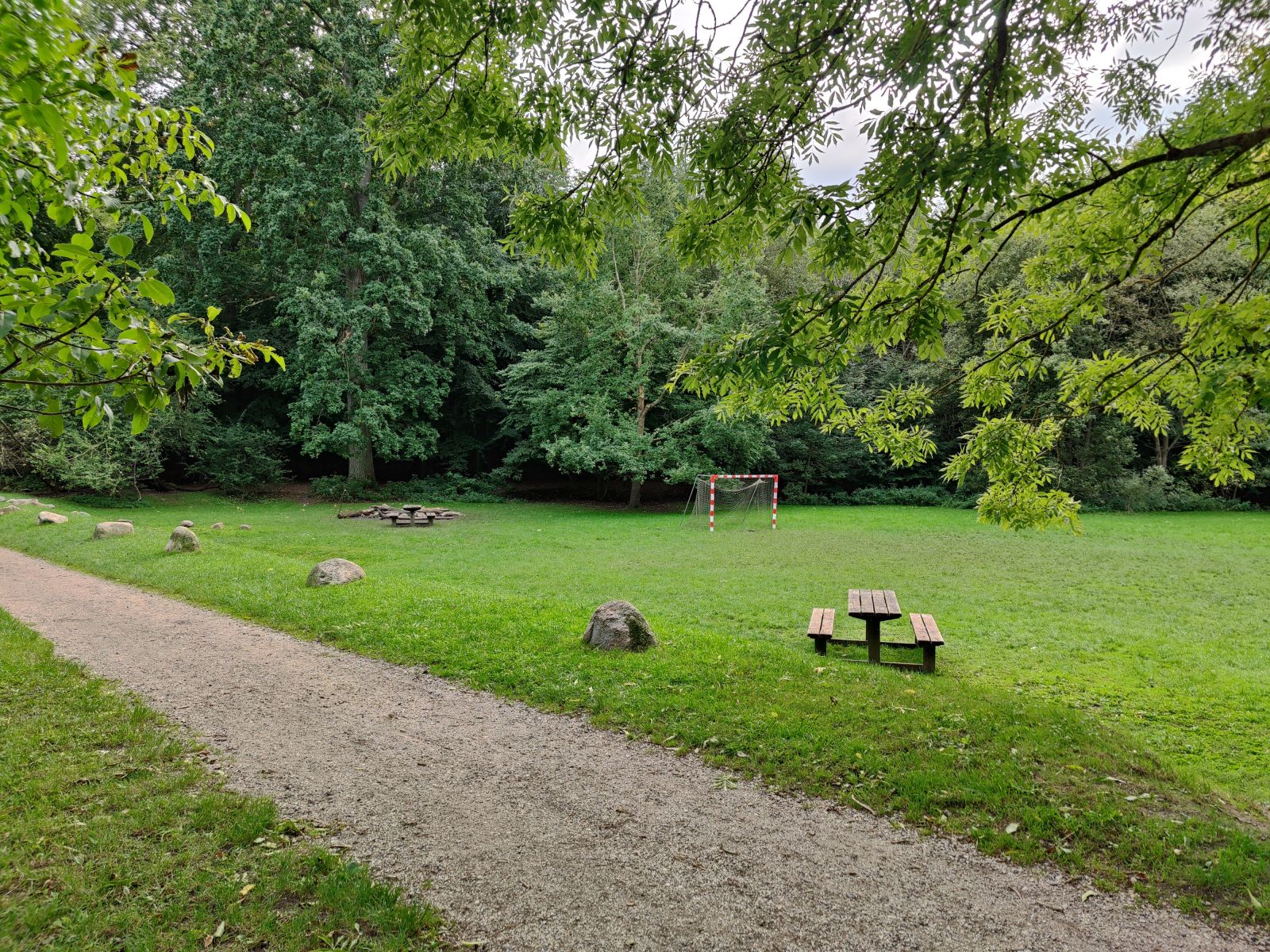 Bålpladsen Daus ligger nederst på Tumlepladsen ved fodboldbanen