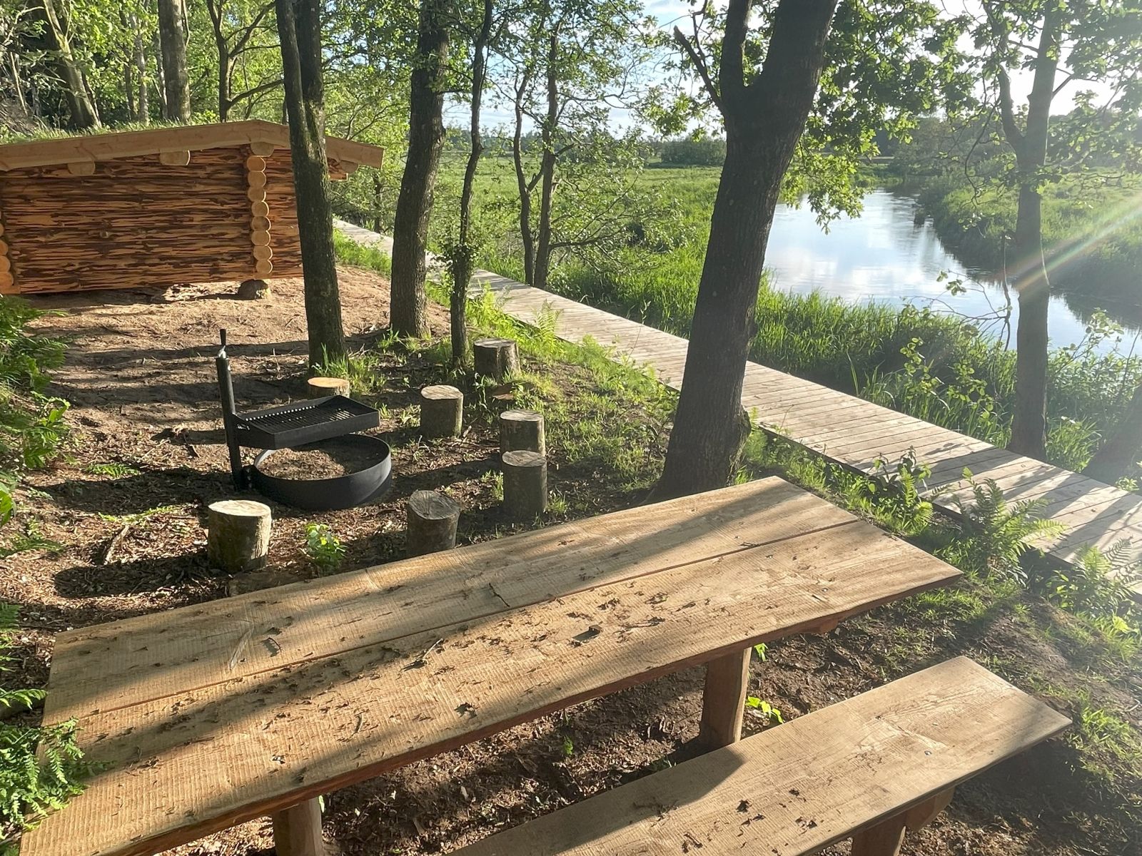 Der er 3 sheltere. Hver med bålsted og bord/bænke. Vandposten er ved toilettet.