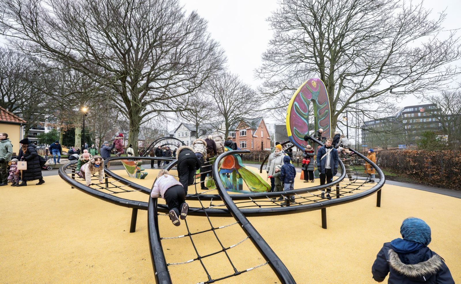 Børn der leger på legepladsen i Lykkens Have