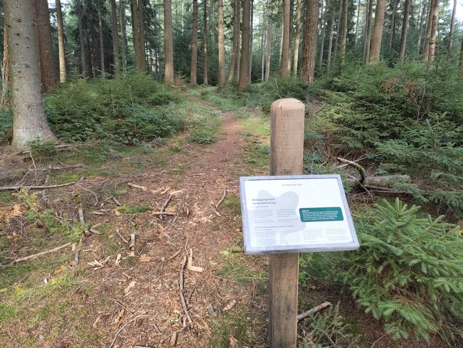 Skilt i skov.