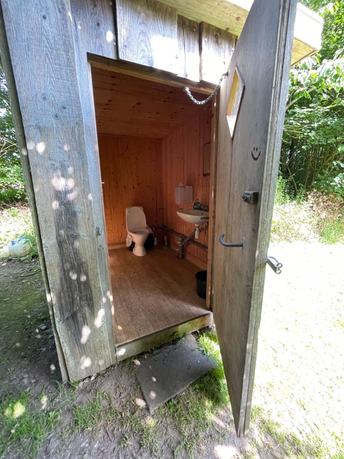 Toilet med trin op