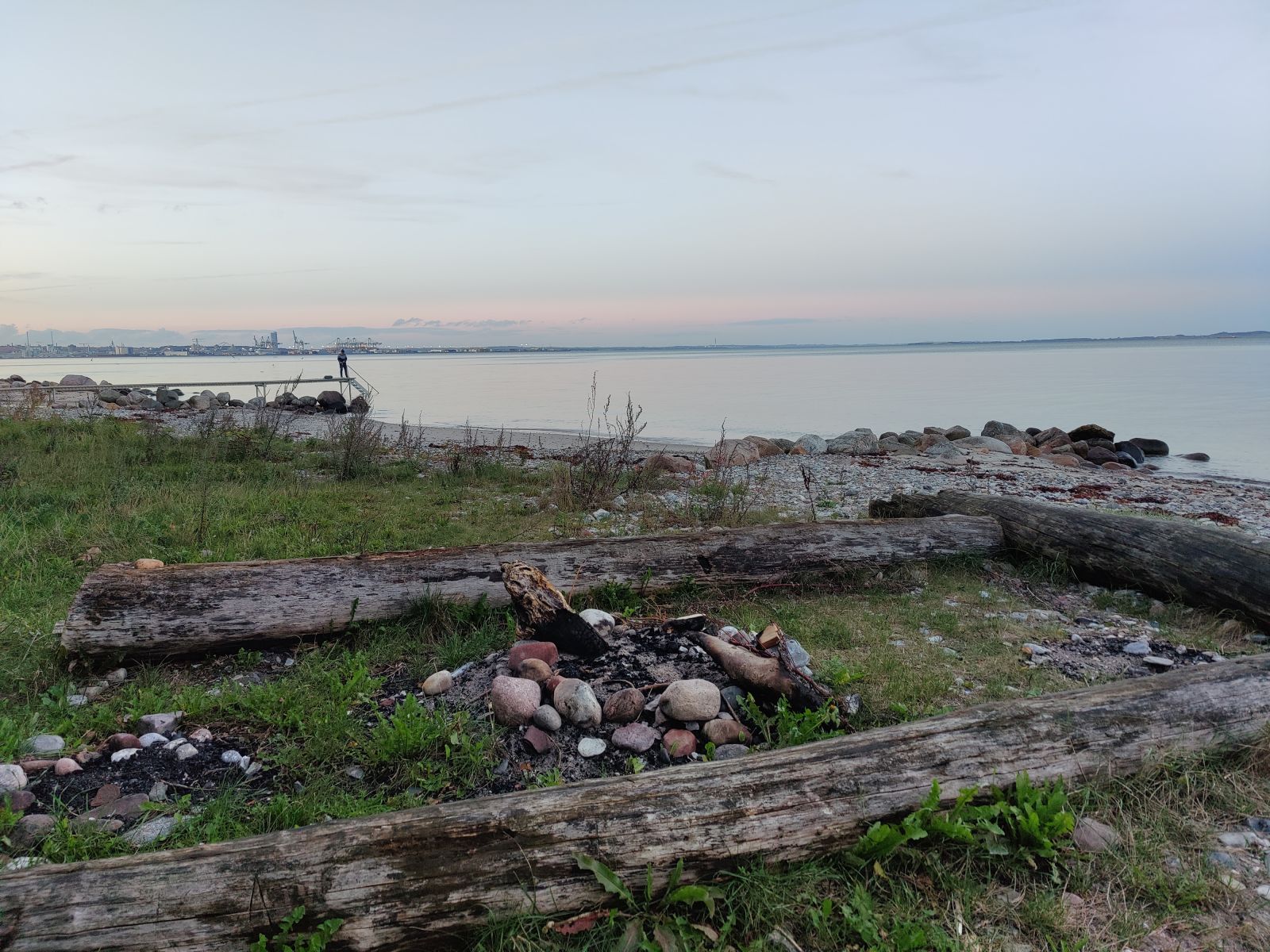 Bålplads på stranden ved Blommehaven Camping