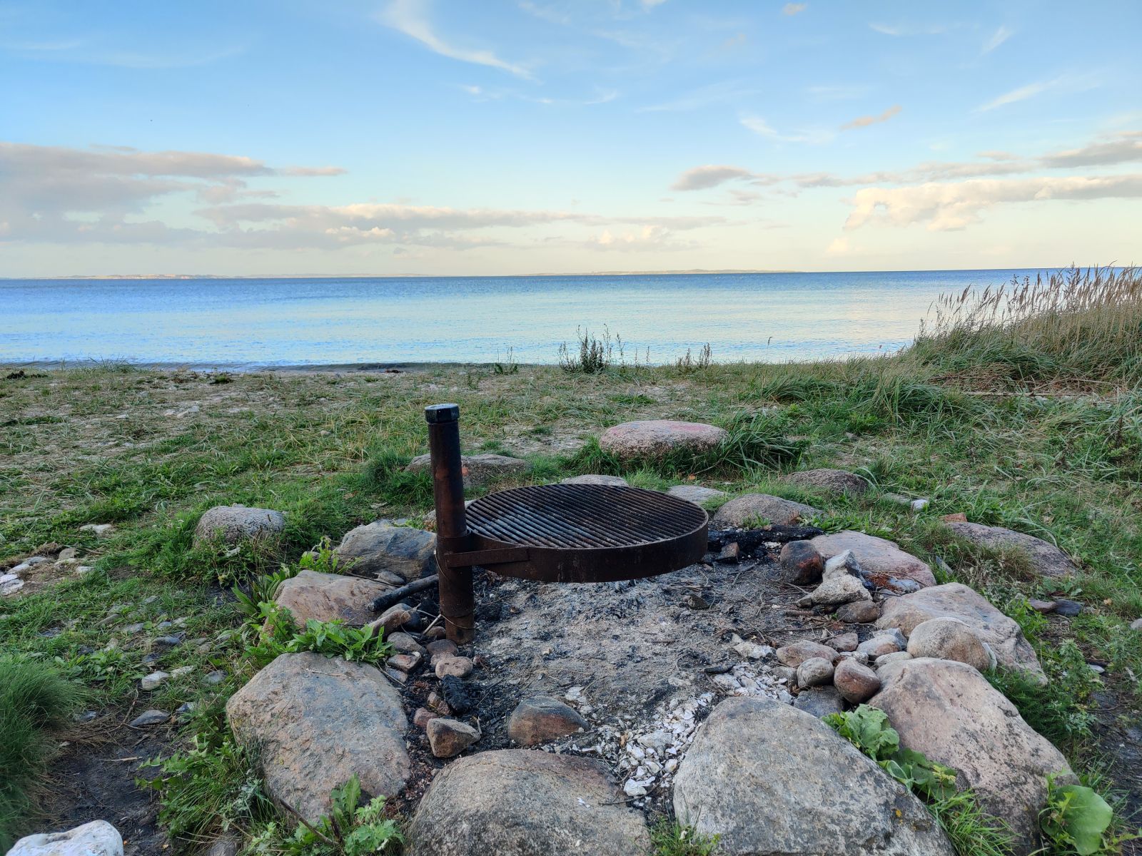 Der er en bålplads på stranden, som I kan benytte