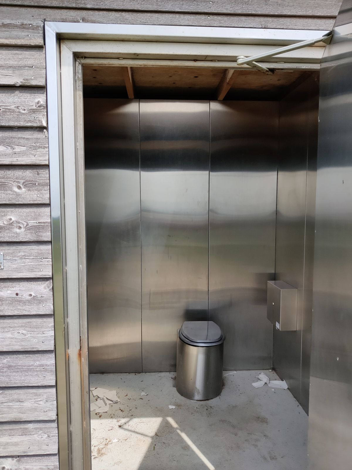 Muldtoilet med papir.