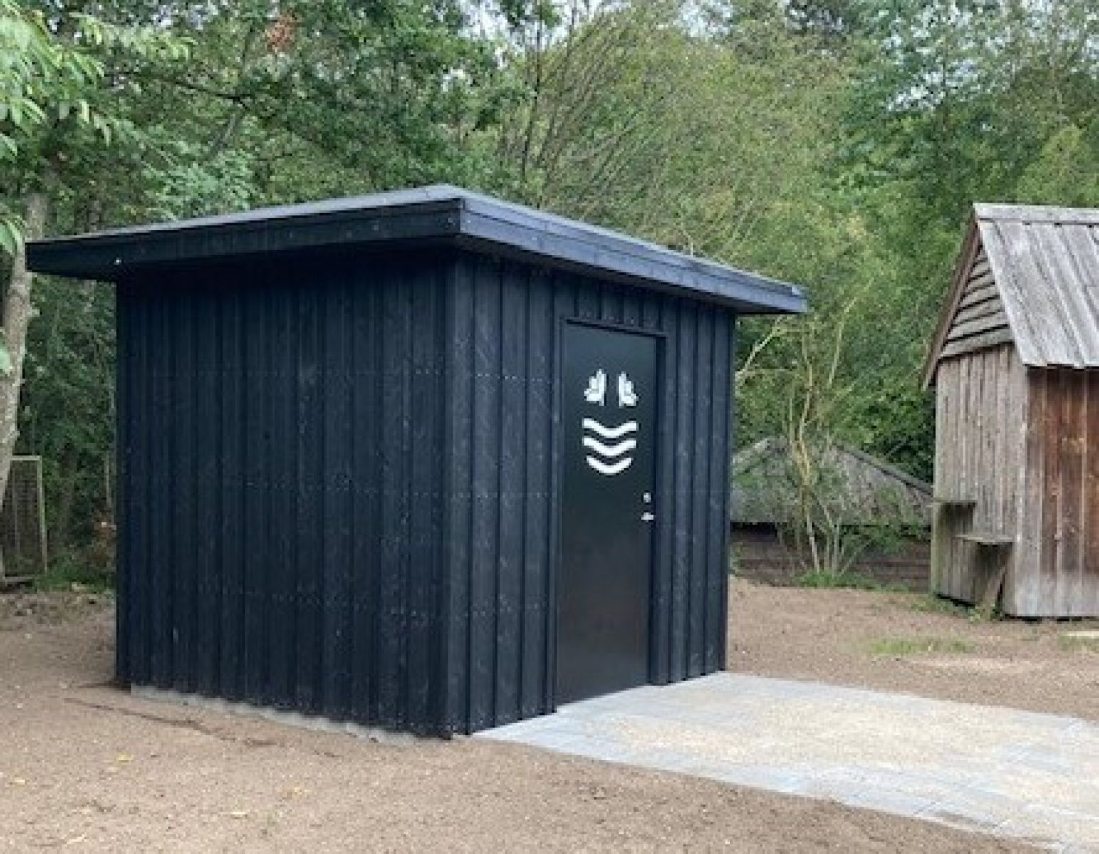 Toilettet er et handicaptoilet med nem adgang for kørestole