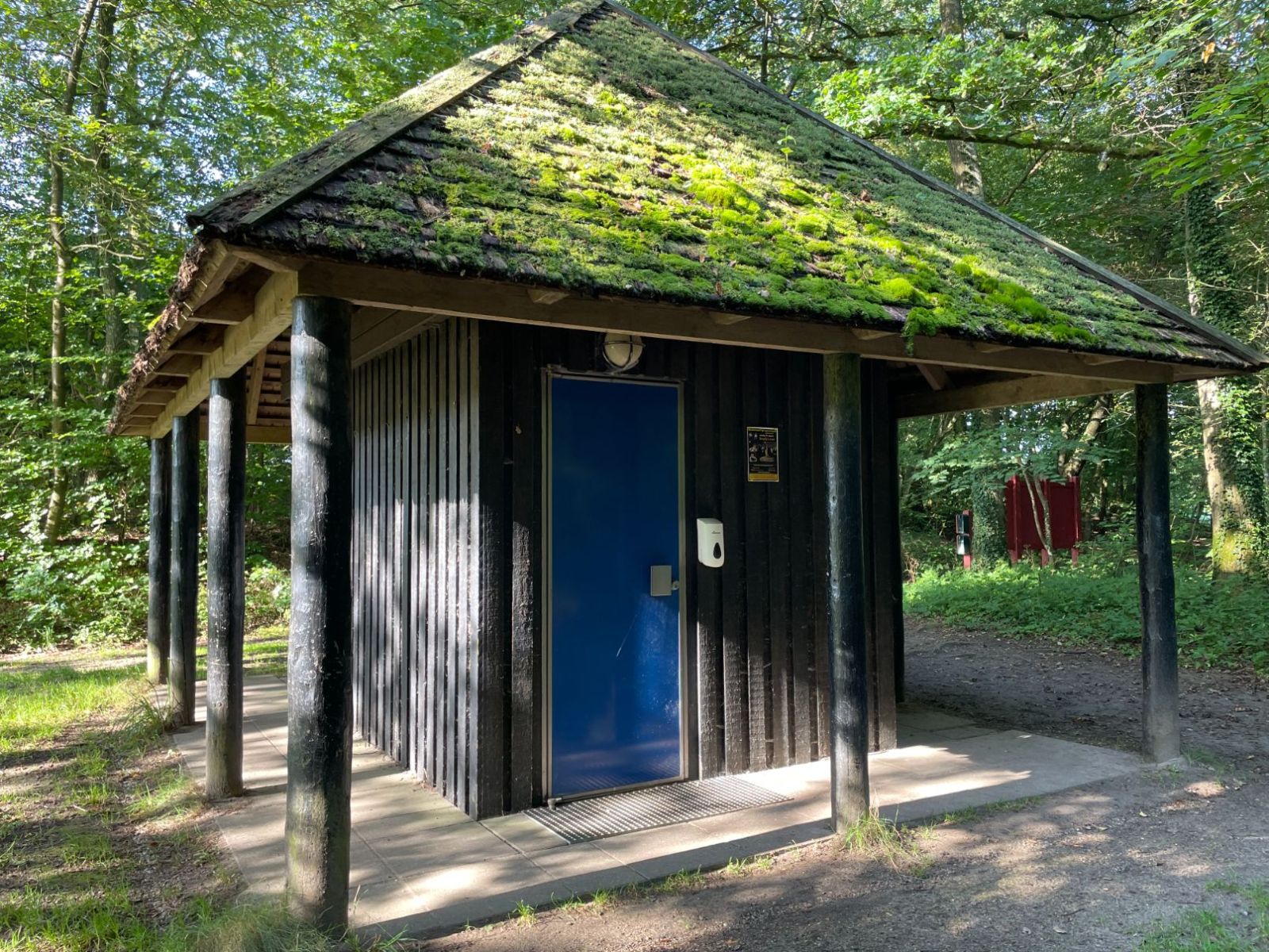 Døren ind til toilet med håndspritdispenser ved håndtag