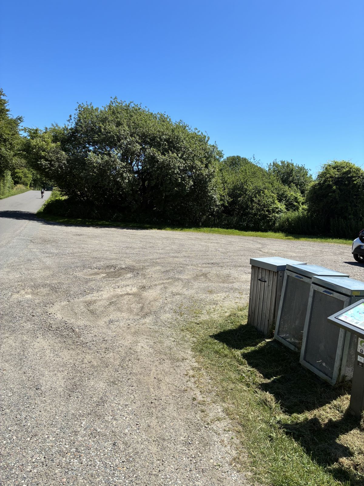 Grusbelagt p-plads ved vejen
