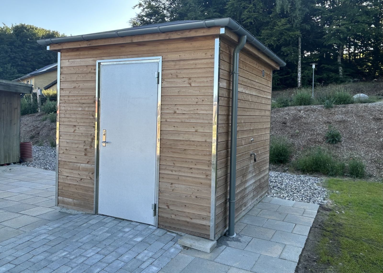 Toiletbygning og vandhane