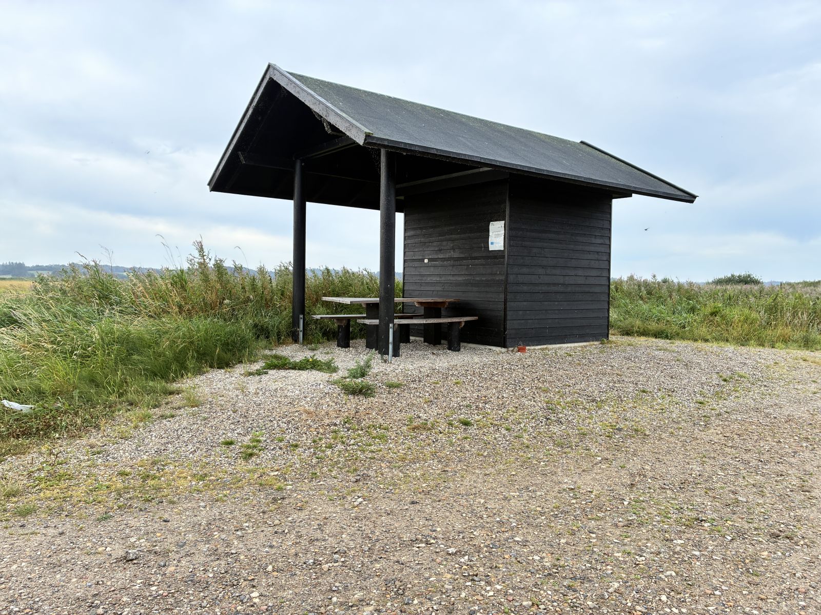 Madpakkehus kombineret med toiletbygning