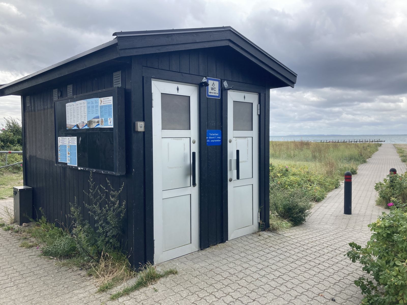 Toilettet ligge ved P-pladsen på Næsvej 15B. Det er ikke egnet for kørestolsbrugere, der henvises til det nærliggende handicaptoilet Næsvej 25.