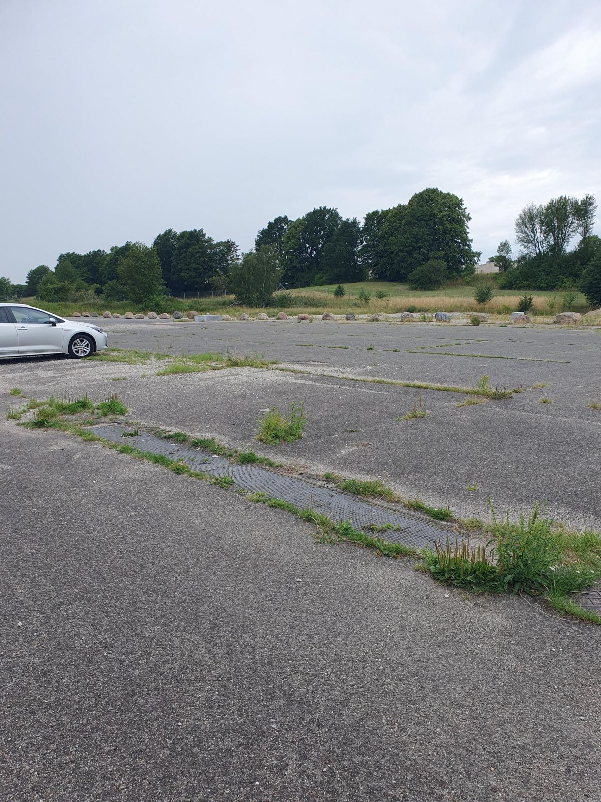 Belægningen på parkeringspladsen er med asfalt