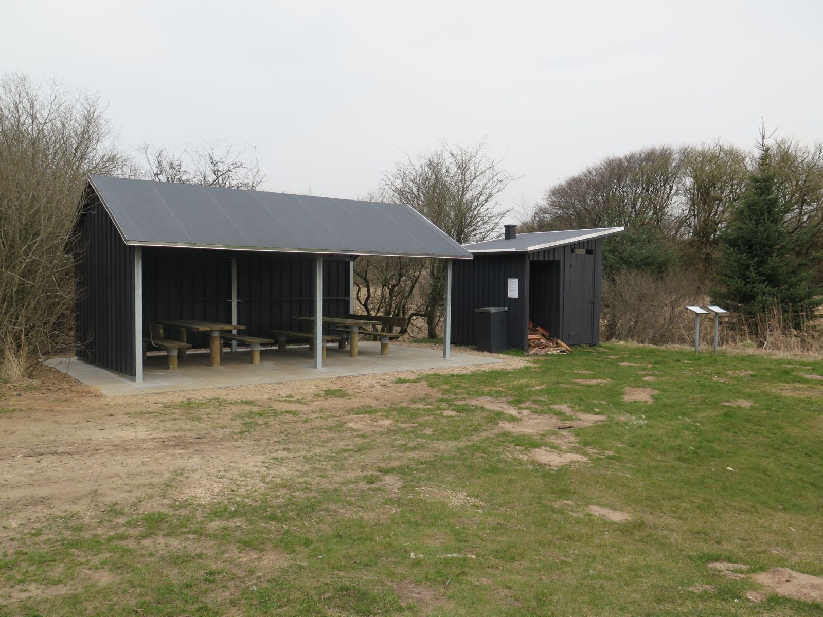 Foto af madpakkehus og muldtoilet på Naur kanoplads