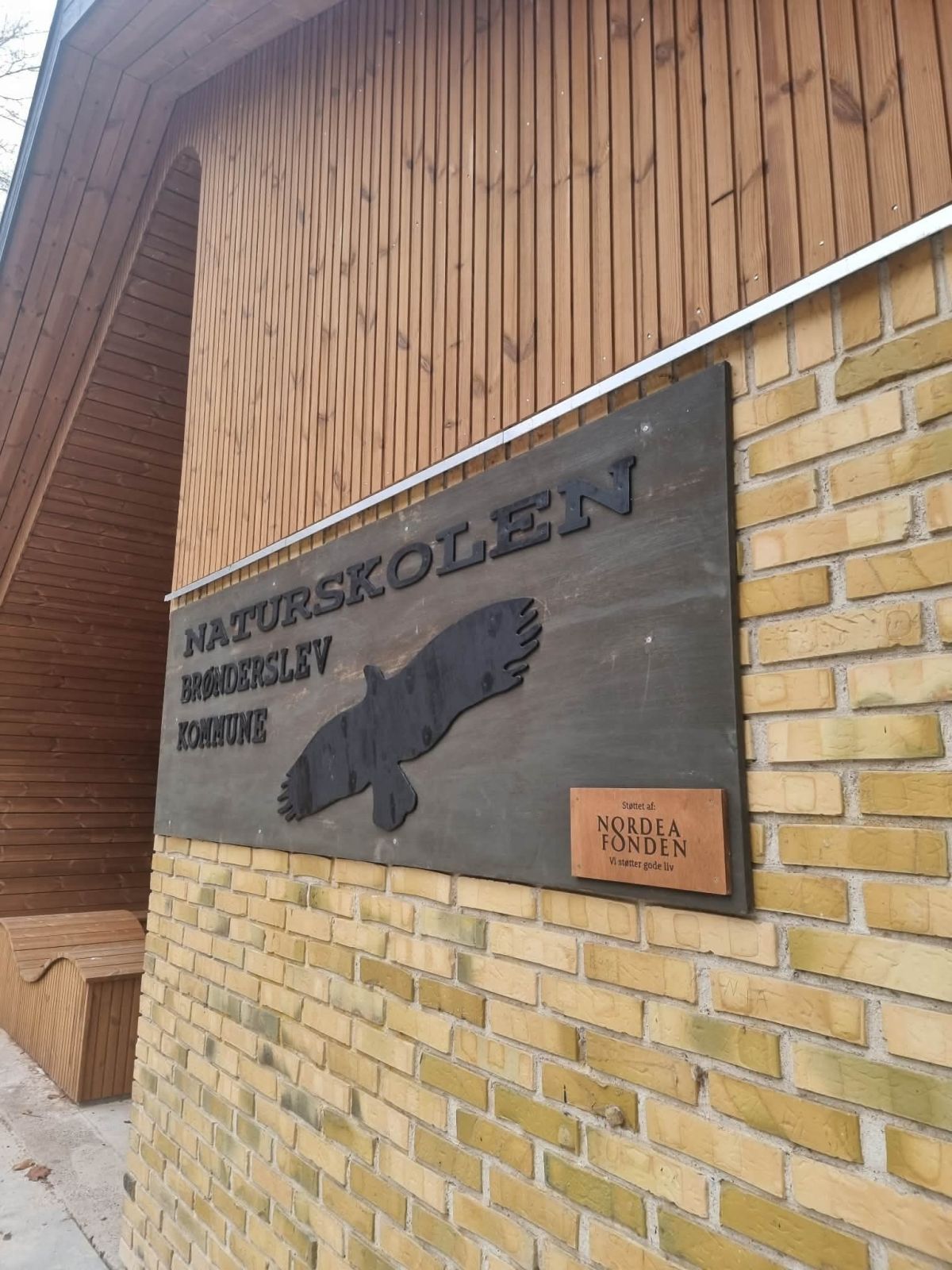 Billedet viser skiltet ved Naturskolen