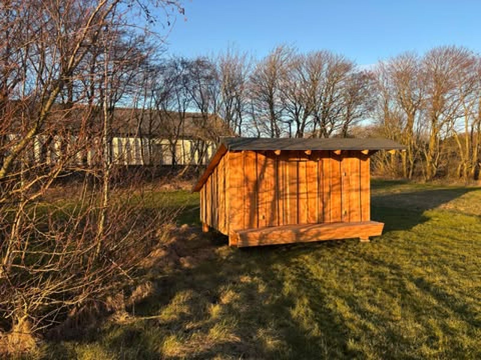 Der er en legeplads og bålplads ved siden af