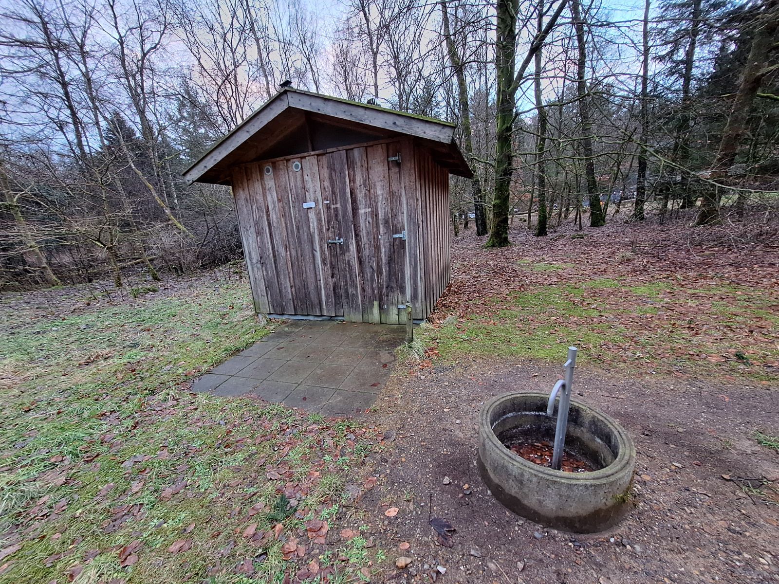 Efterårsbillede af multtoilettet med vandpost
