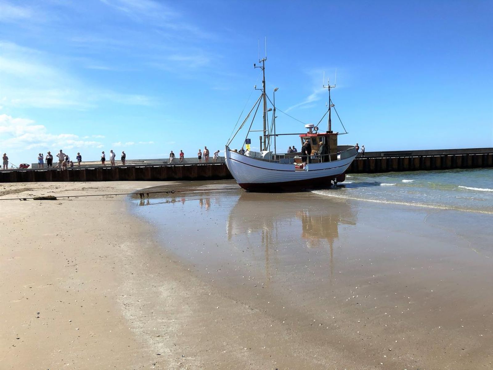 Løkken strand med fiskekutter. 