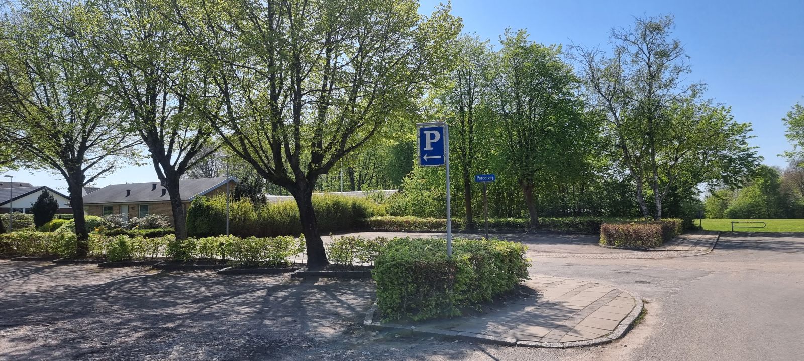Parkeringsplads med båse og p-skilt