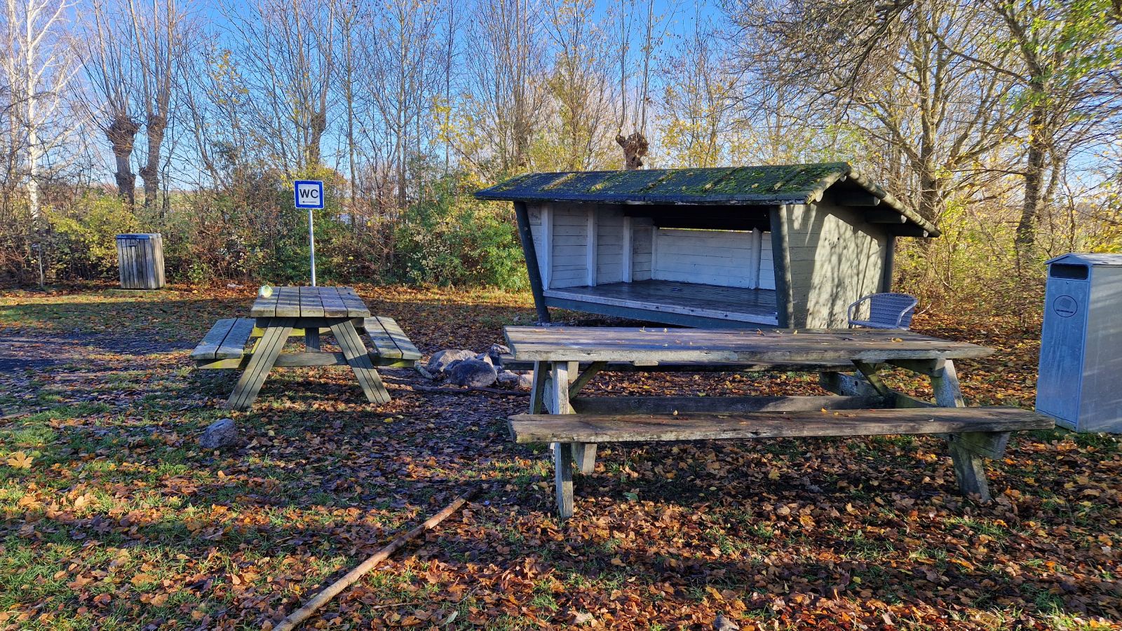 Shelter med plads til 4-5 personer samt god mulighed for at sætte egne telte op 