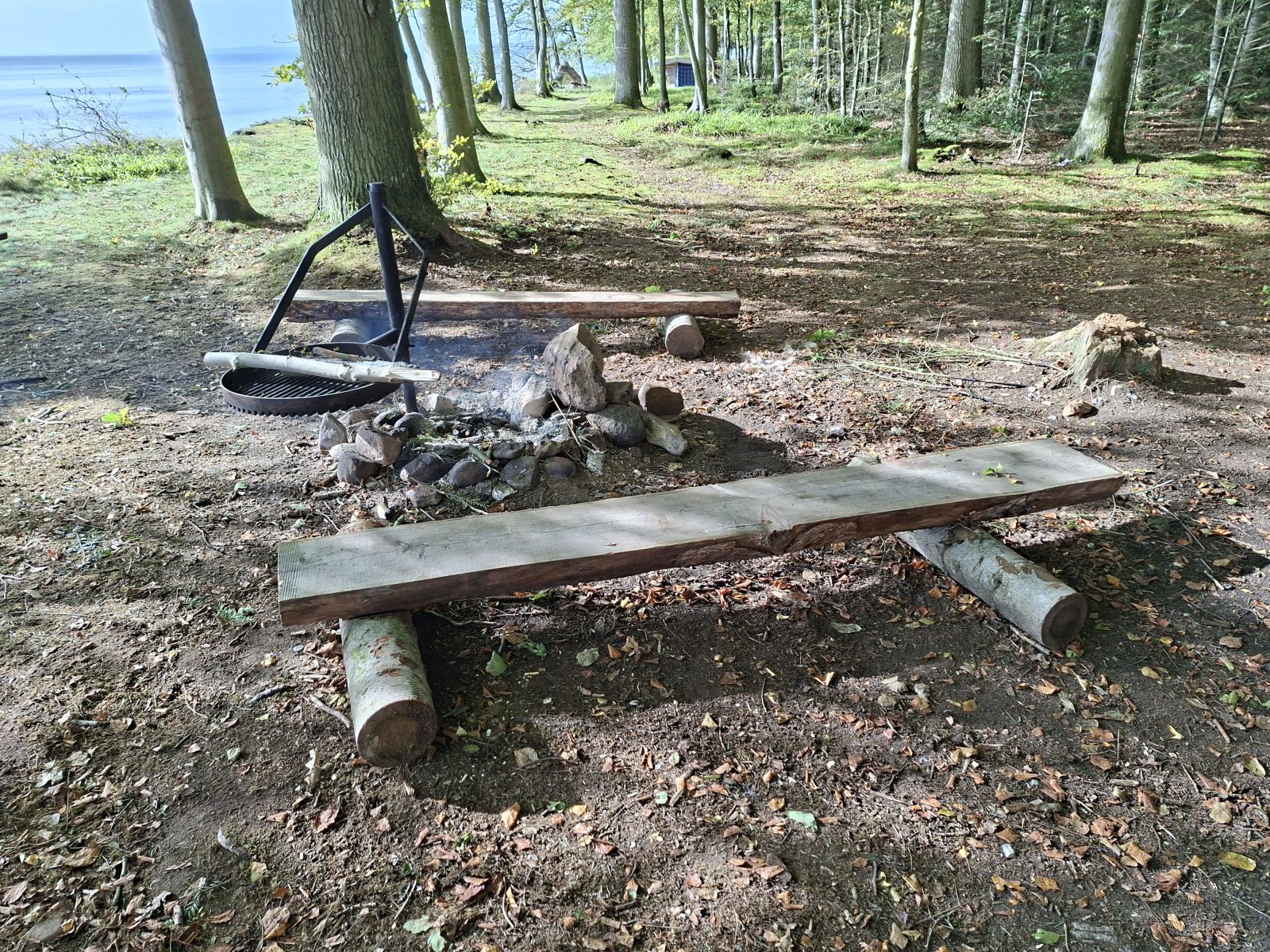 bålplads med grill og primitive bænke