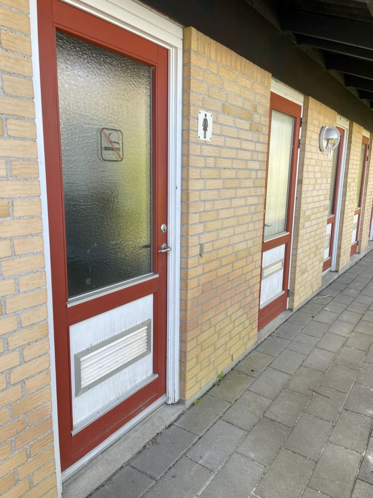 Indgang til toiletterne