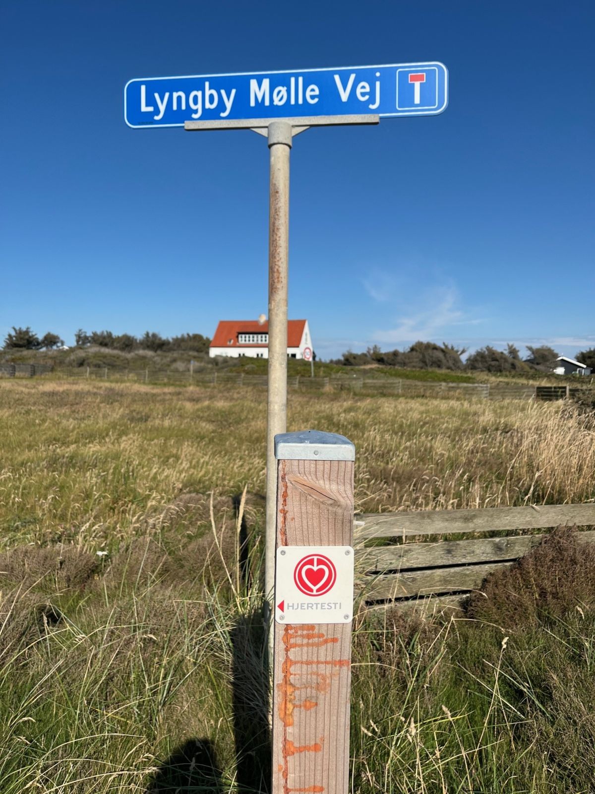 Pæl med piktogram for Hjertestien. 