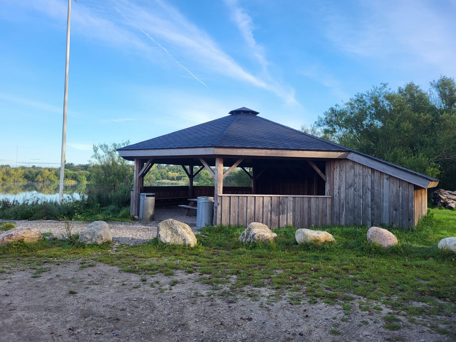 Billede af bålhytten set fra parkeringsområde