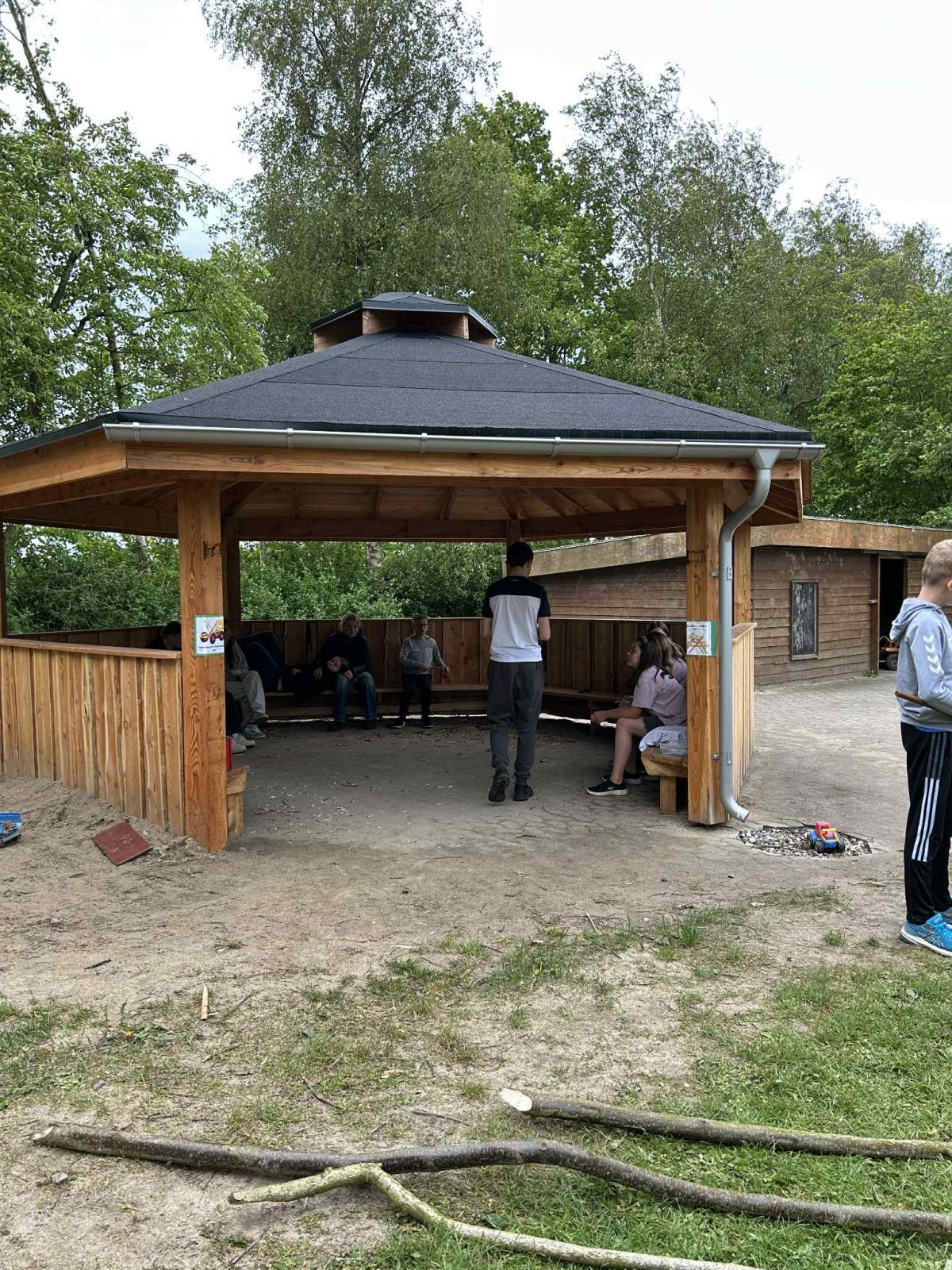 Bålhytte med bænke
