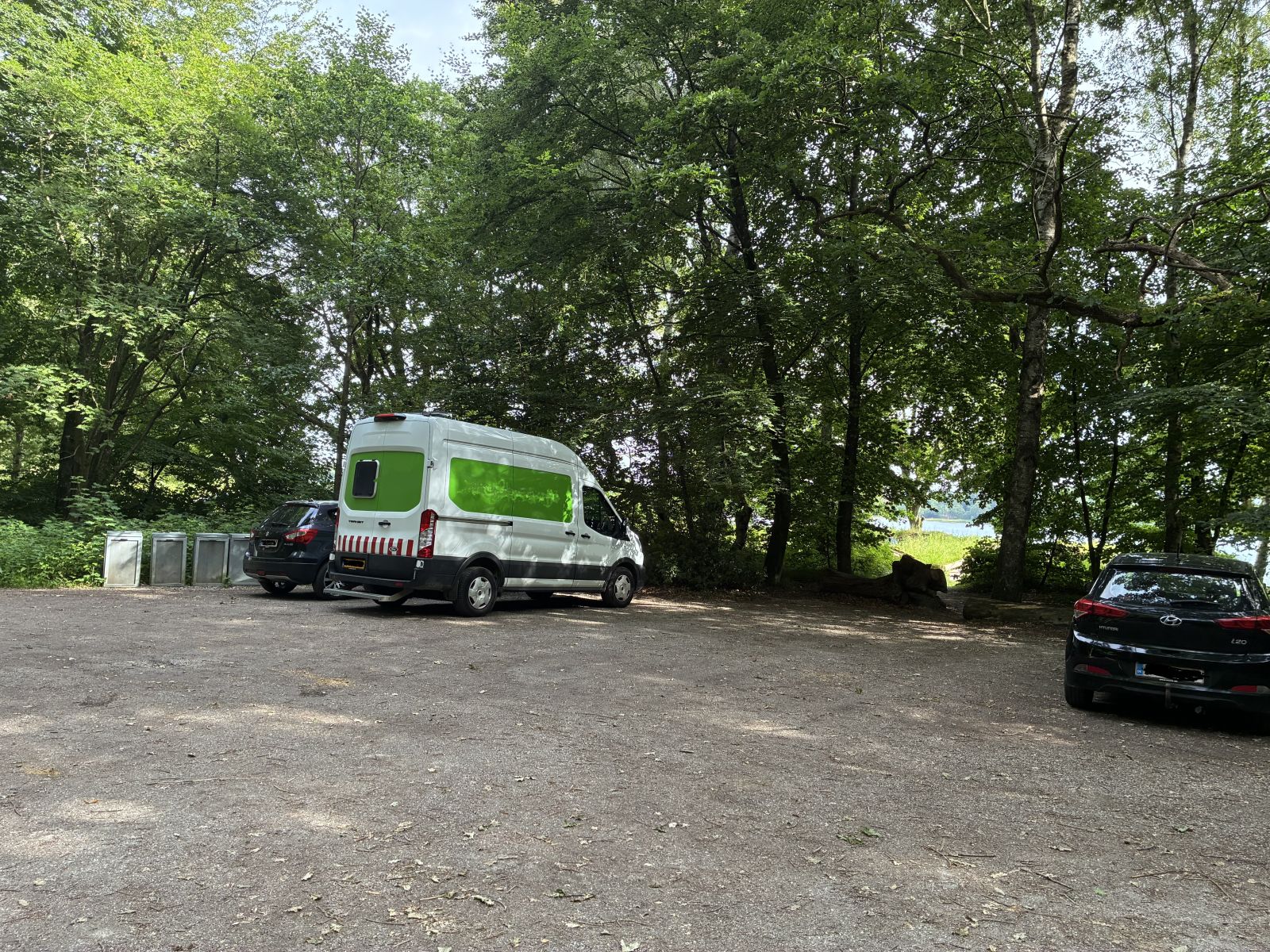 Grusparkeringsplads i skovlysning