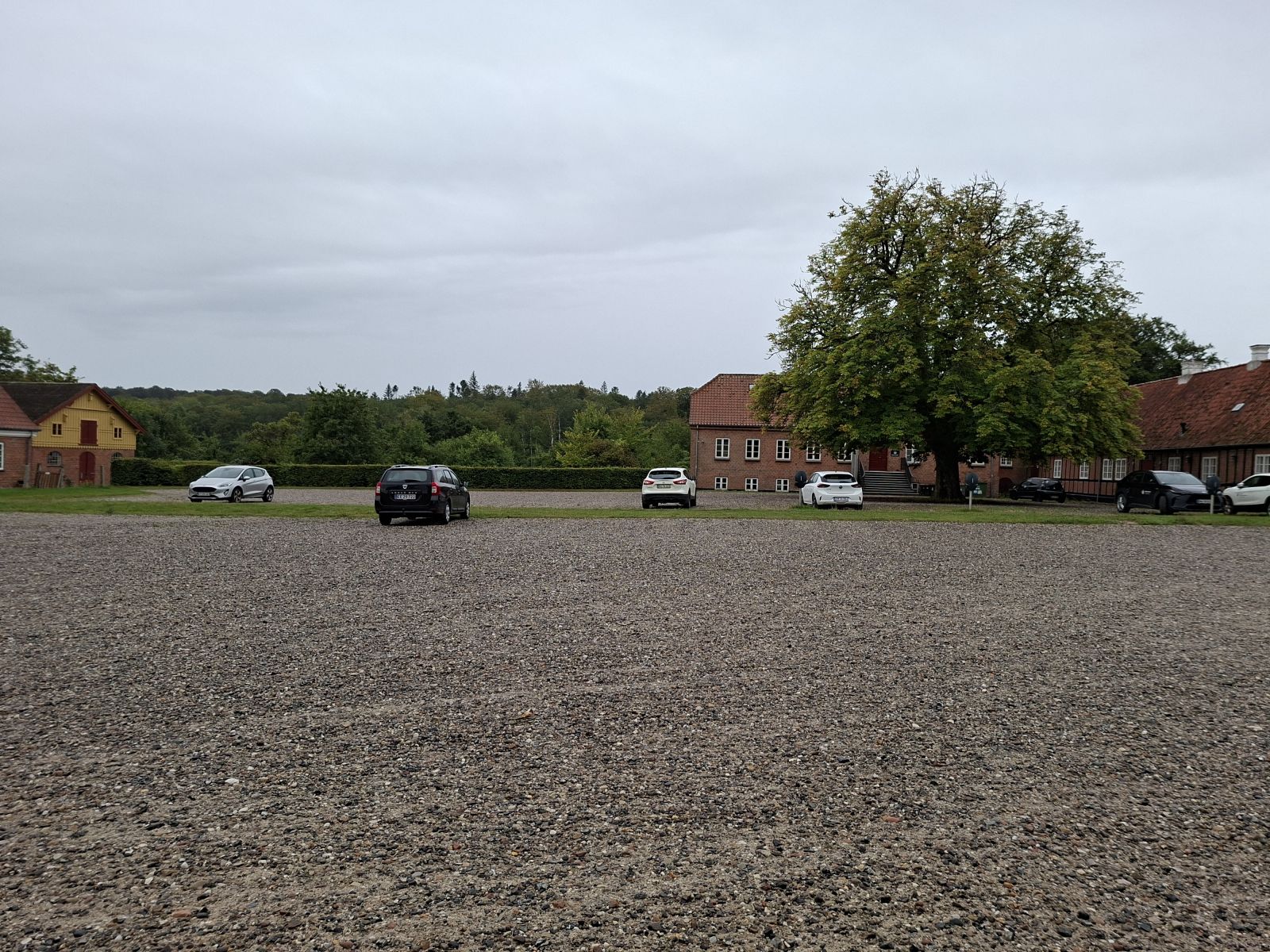 Stor grusparkeringsplads ved Fussingø Slot
