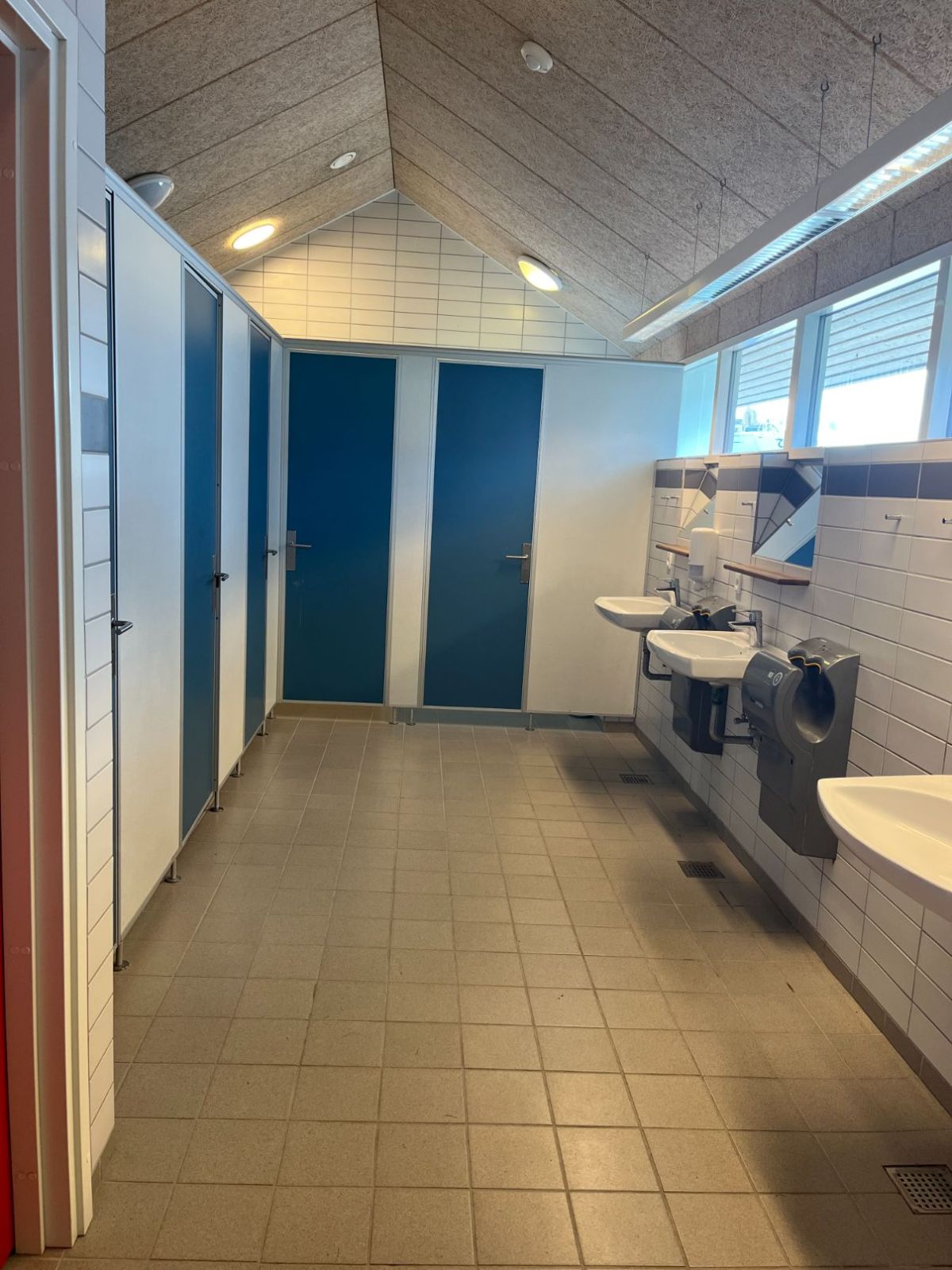 Toiletbygning bag døren